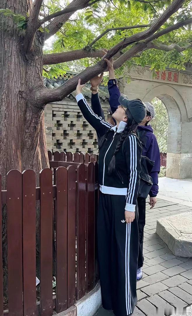 马思纯和父母现身大孤山，她妈妈虽然和蒋雯丽是亲姐妹，但是长相风格差距很大。​