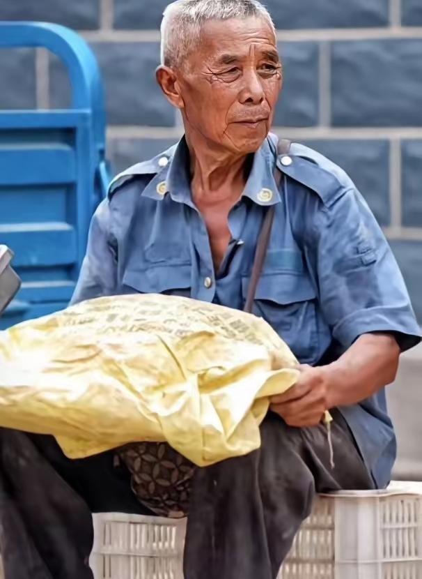 看哭了！山东，儿子10多年前车祸去世，儿媳跟着人跑了！78岁大爷独自抚养孙子长大