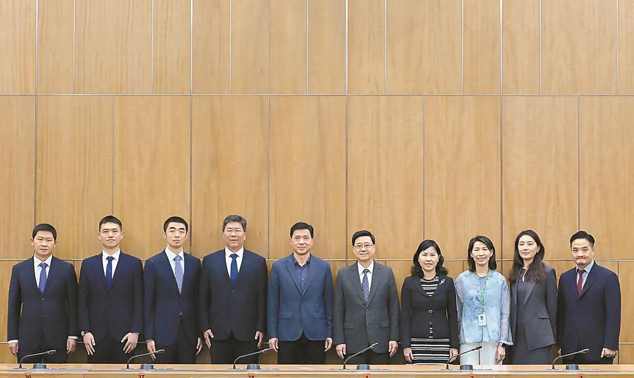 8月15日，香港特首李家超与百度创办人李彦宏等一行人会面，听取百度对人工智能技术