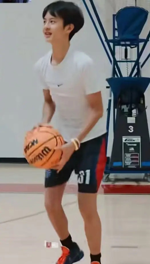 洛杉矶偶遇孙俪邓超儿子等等，晒成古铜色的他一时间都让人有些认不出来了。据悉，热爱