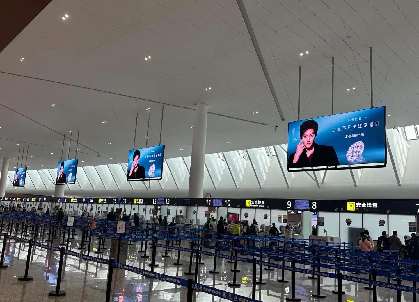 邓为天府机场安检口大屏，排面拉满了！