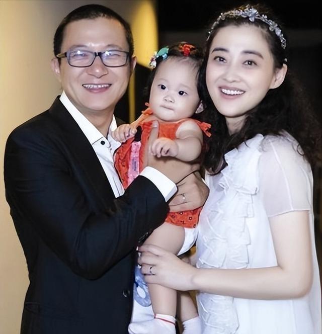 2013年，梅婷生孩子时羊水栓塞，生命垂危，医生问家属：“救大人还是救孩子？”关