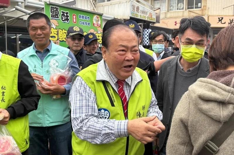 民进党澎湖县长陈光复摔伤昏迷，选局扑朔迷离，家人强调“参选到底”澎湖县长陈光复