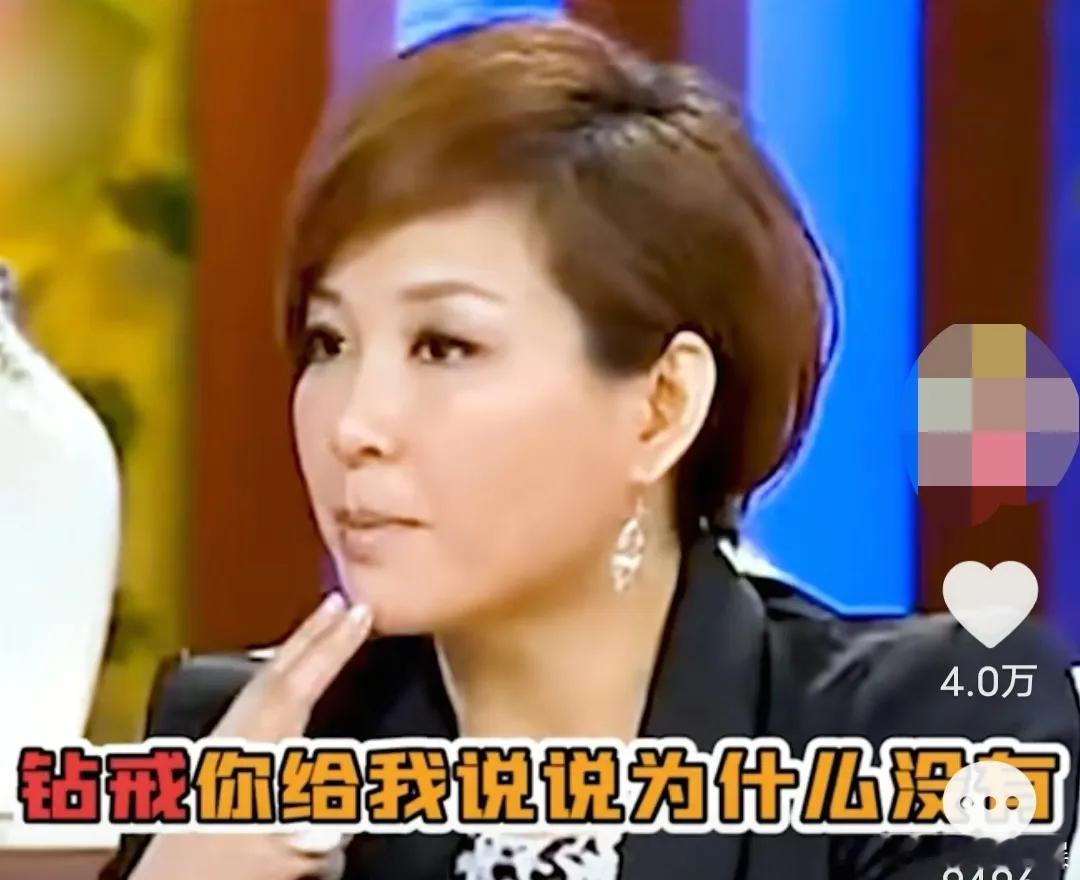 李静问孙莉：“你结婚为什么没有钻戒？”黄磊解释，我俩都不戴。李静好奇：“孙莉是被