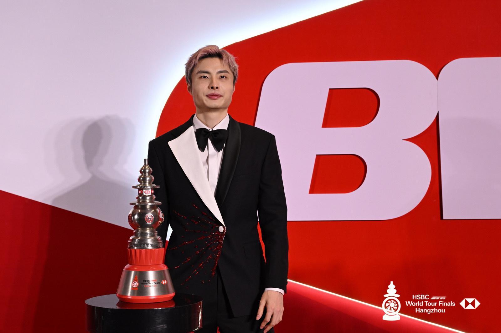 石宇奇西装杀意气风发~！石宇奇一袭西装亮相世界羽联总决赛晚宴，颜值气场双开挂?