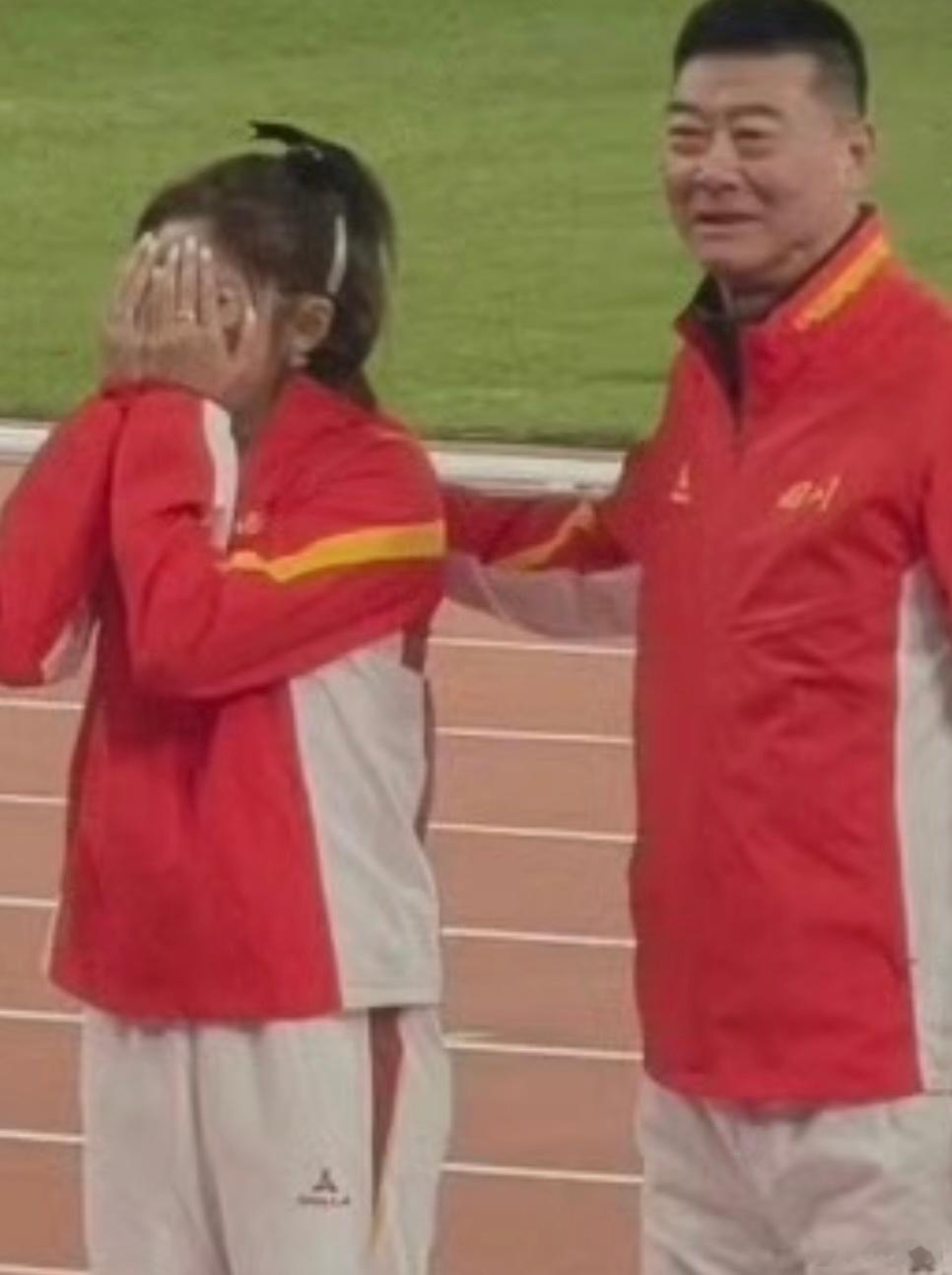 吴艳妮还是一直在走“搏出位”的路线，这也无可厚非，人家一直就是这个风格，坚持而已