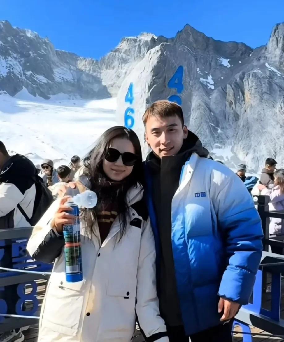 楚钦今天肯定很羡慕牛冠凯，因为人家抱着女朋友在玉龙雪山旅游。而他，只能去卖咖啡[