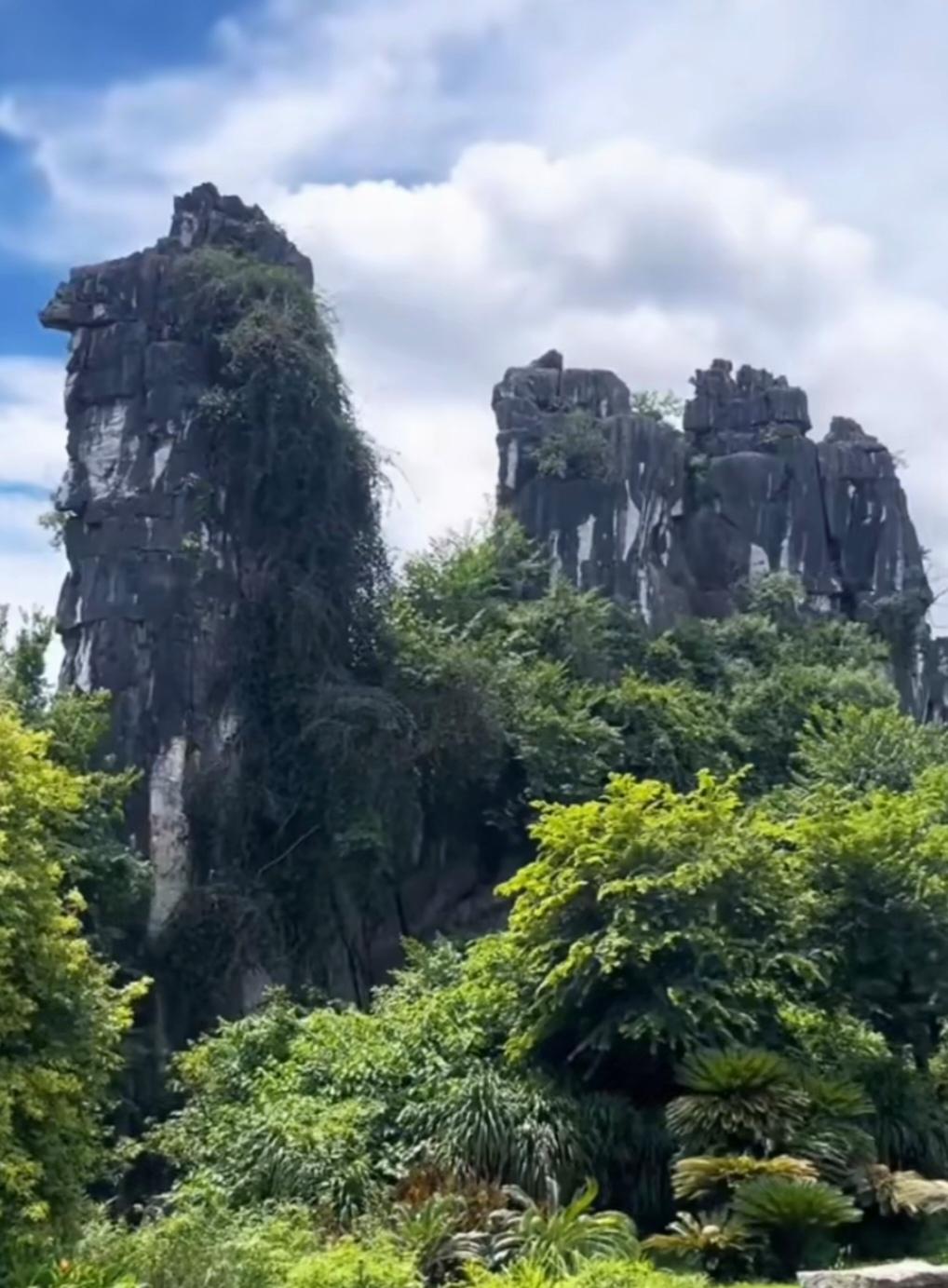分享一张自然风景的照片，《骆驼峰》山雄景色美，象形骆驼生。心无想象力，难得妙中行