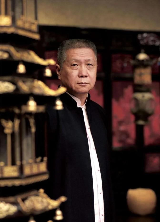 1989年，春节前夕，贾宏伟给了马未都200块钱，让他去买年货。马未都路过一个花