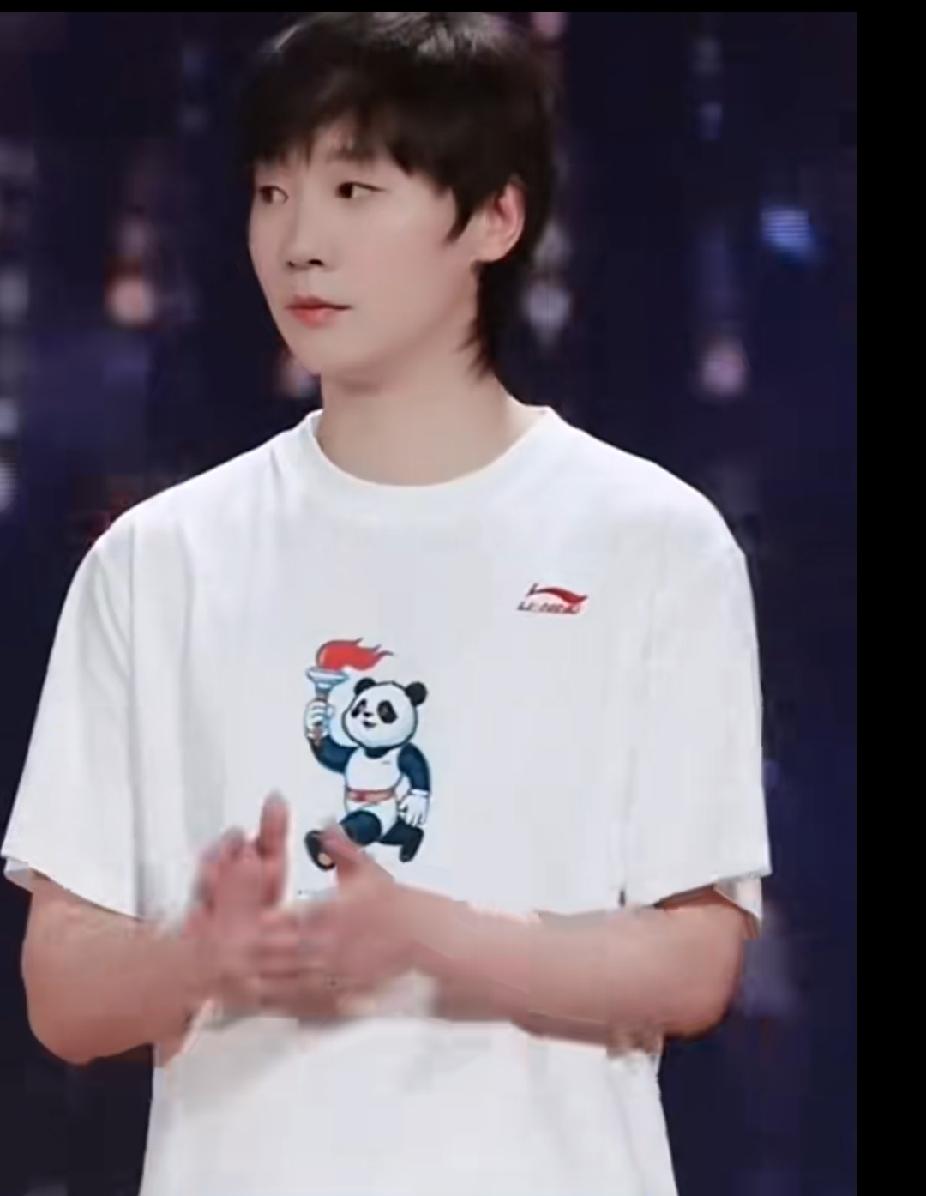 亚运颁奖服装发布晚会上的王曼昱本来是庄重的正式舞台，曼昱一身简约休闲穿搭，