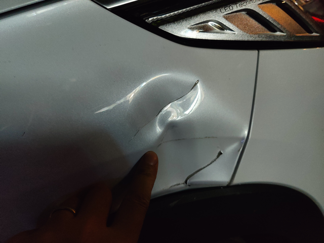 新车第一撞这周三提的车，一共行驶了363km，这周天在路边侧方停车时撞到了一辆