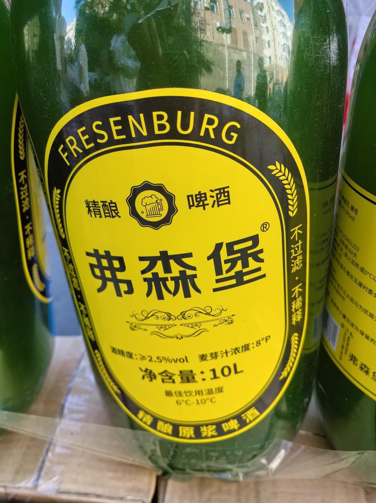 又看到这种巨无霸啤酒了！现在好像特别流行这种超大瓶的啤酒，20斤。有网友说，非姐
