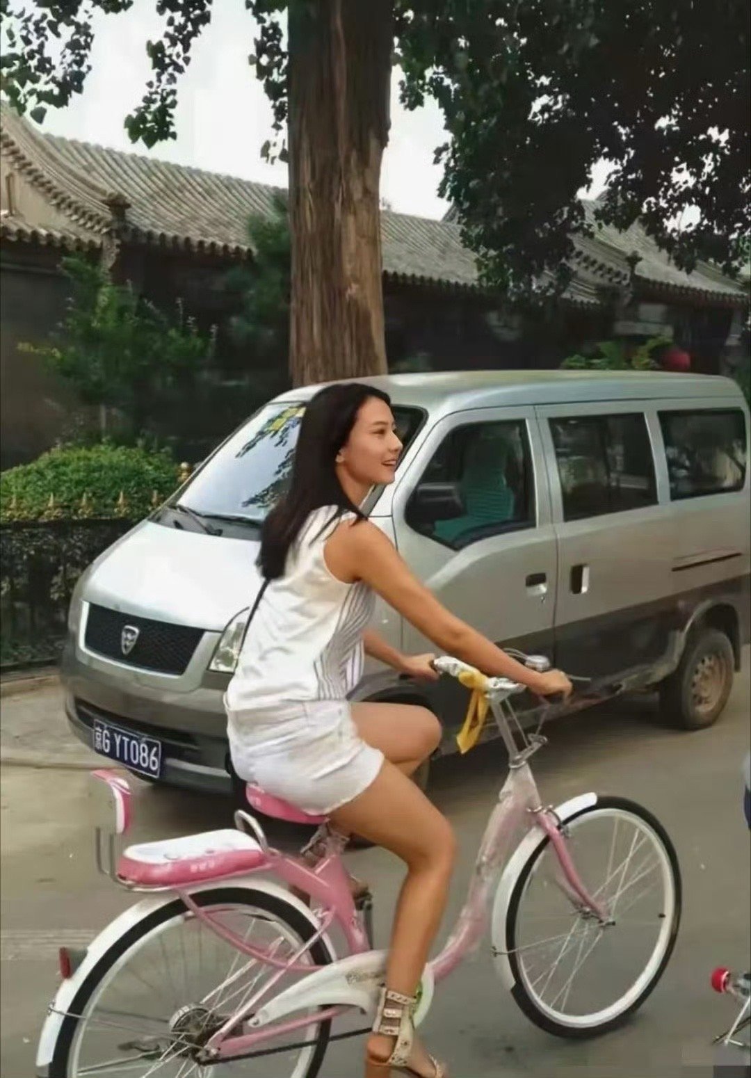 路人随手拍的高圆圆，穿得普通，但十分耀眼。