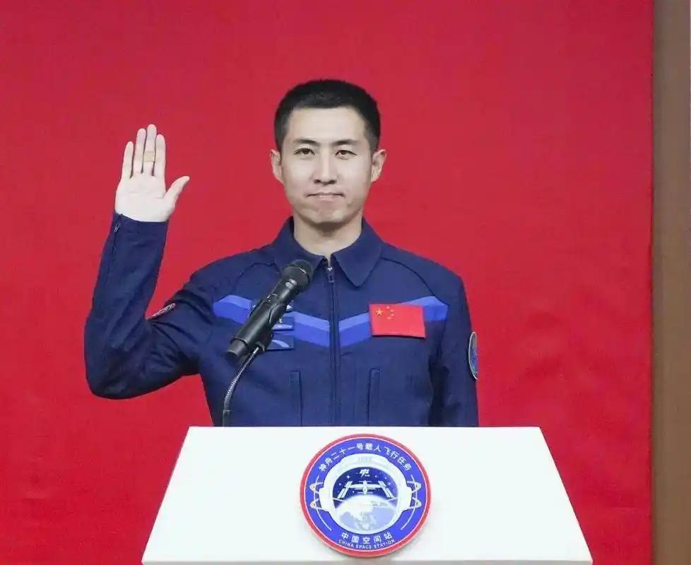 航天圈里，有人不服气，名单一出，议论纷纷。凭什么一个首次飞天的新人，能拿“英