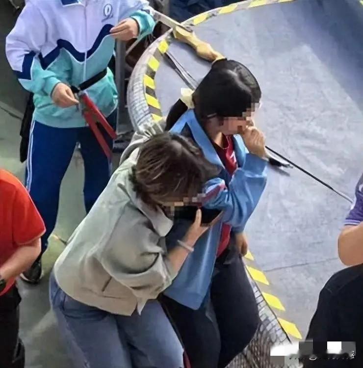 表演射箭，怎么会射到这个女中学生的脸上？看起来实在是太危险了，不知道这支箭射到了