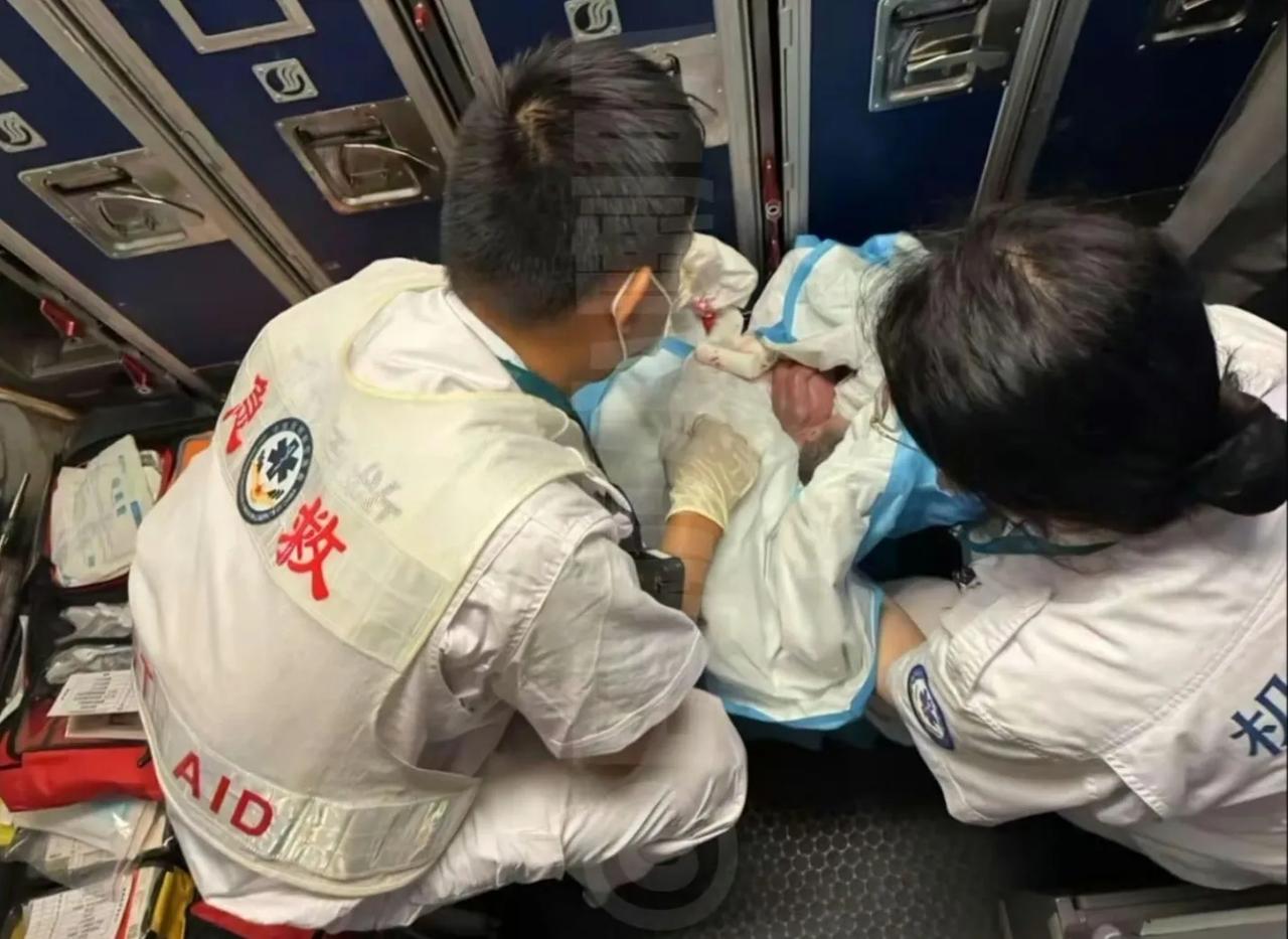 16岁少女机上分娩，空姐可能感染梅毒…每个字都认识，凑一起就太扯了，16岁早产生
