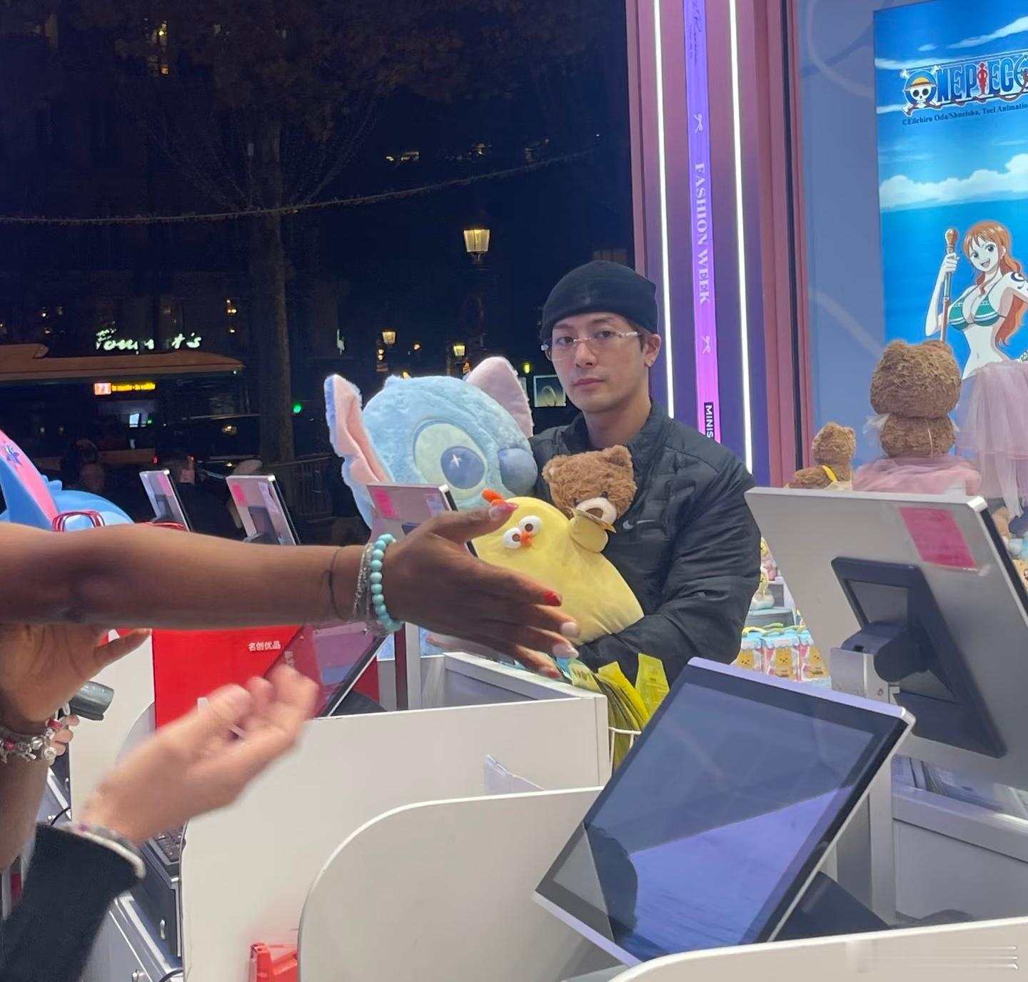 谁来管管王嘉尔这个男人，这次现身巴黎香榭丽舍大街逛街，竟然还把可爱玩偶塞衣服里，