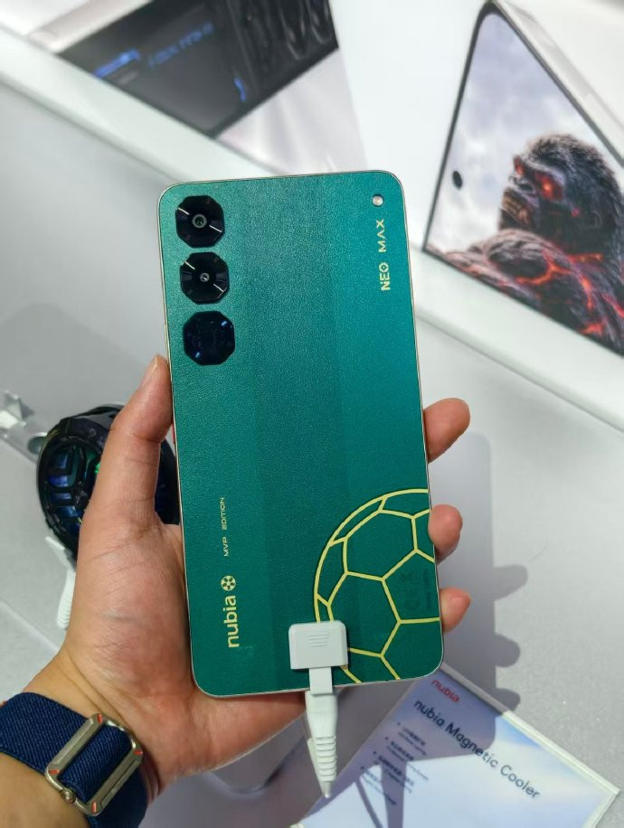 上次在MWC26拍的努比亚7.5英寸的手机在其他平台也都发了评论区很多网友清一色