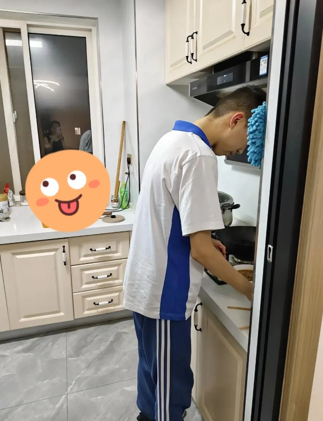救命！我快崩溃了！儿子16岁，正上高一，如今死活不肯上学，天天窝在家打游戏，