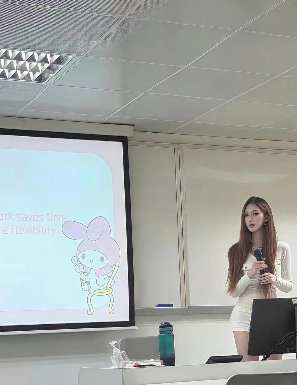 这么漂亮的老师，你还会逃课吗