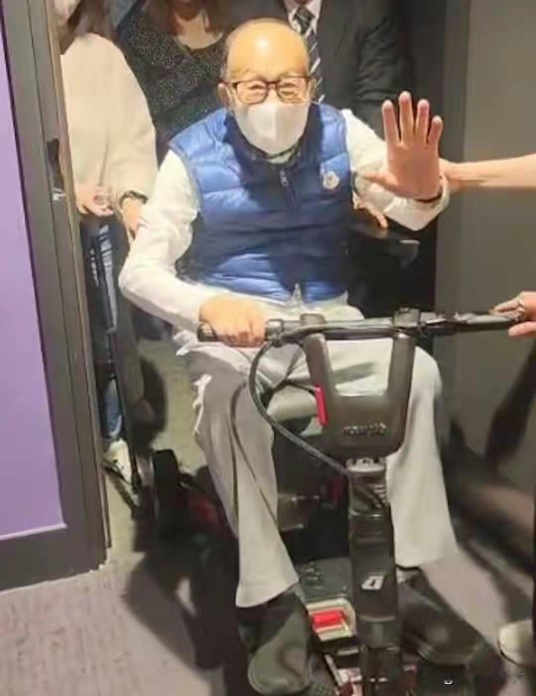 虽然惊诧周凯旋胆大妄为的表态，但还是再来看一眼超人吧，96岁，往后，李嘉诚再像这
