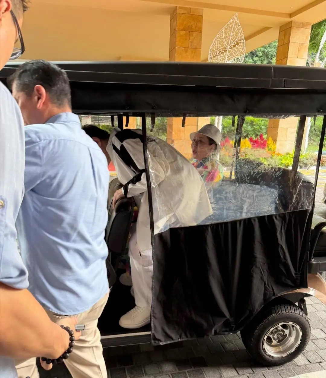 向佐郭碧婷带着一家人到新加坡过新年，向佐素颜现身，装扮休闲，，向华强向太也在。向