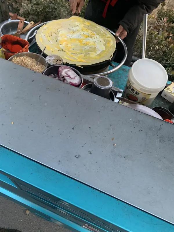 山东大姐摆摊30年，供出两个研究生，她说的一句话让全网沉默在山东济南的一条老