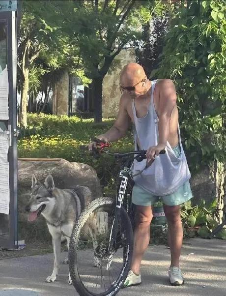 镜头中51岁的著名主持人乐嘉依旧保持着壮硕的体格，肌肉线条分明，皮肤晒成古铜色，