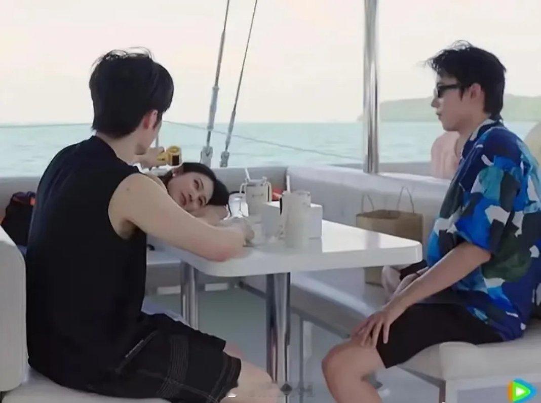心动的信号船上片段太有味道！那把风扇是陈鹤文赠予玥儿的，此刻却由赵希伦为沙玥儿扇