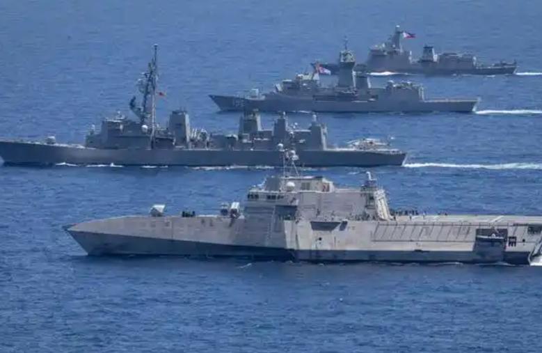 笑不活了！史上最好笑的军演出现了！美澳新菲4国每国出1艘军舰就在那里搞起了军演，