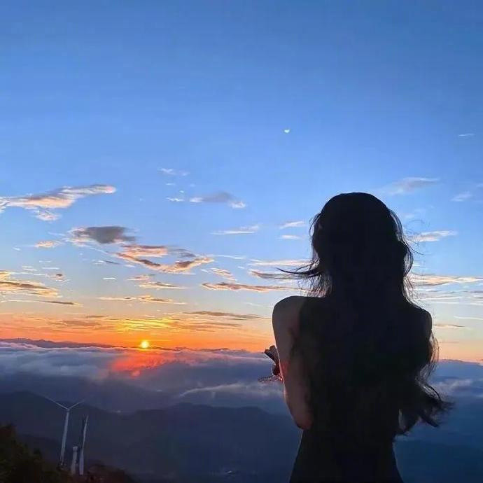 ☕️白天努力生活，晚上缝缝补补。睡前原谅一切，醒来便是重生。