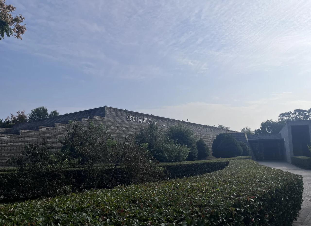 为何多数帝王陵寝皆坐北朝南，唯独秦始皇陵坐西朝东？此布局绝非随意，背后暗藏一套严