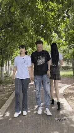 男人都会犯的错误夫妻俩在公园散步，前面走过来一个美女，丈夫的眼睛一直盯着美女看