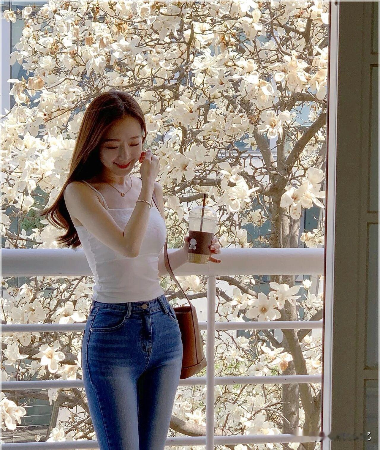 春天最偷懒的漂亮办法：把小香风披成糖衣，白吊带提亮，牛仔裤收尾，甜美与飒感同时在