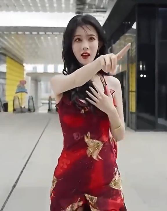 孟子义大波浪红裙御姐孟子义在节目中以蓬松大波浪卷发搭配一袭正红色大开叉长裙亮相