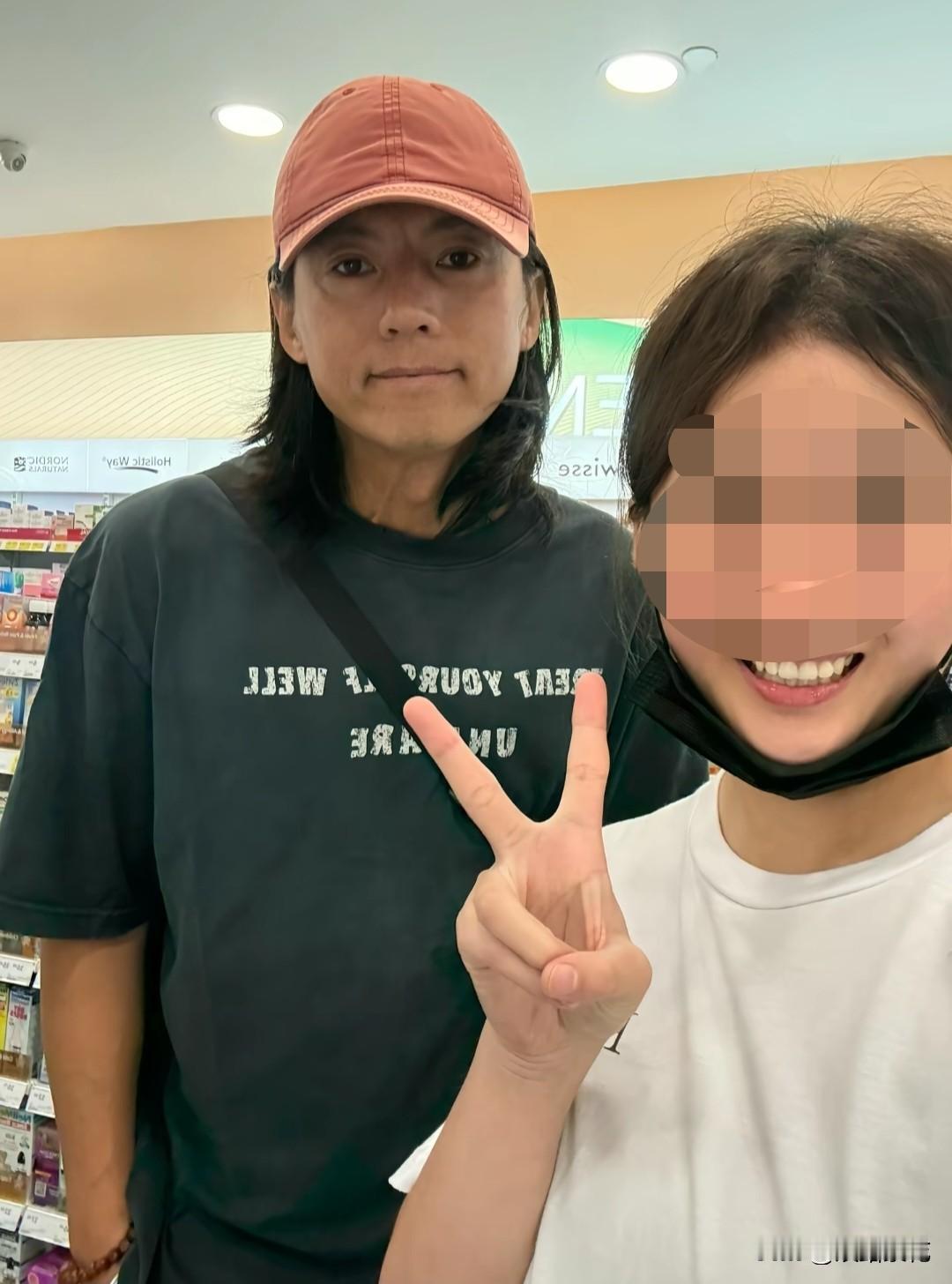 8月31日，有网友在新加坡街头偶遇宋宁峰、张婉婷带着儿子外出吃早餐。宋宁峰状态大