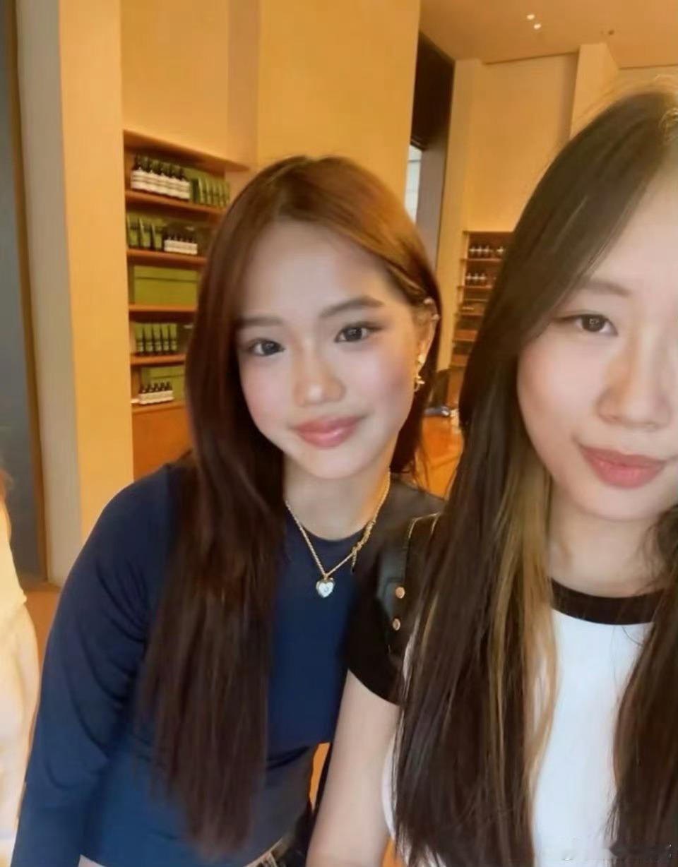 钟丽缇二女儿才17岁长的已经很成熟了，化着大浓妆，穿着小短裤，看起来比妈妈钟丽缇