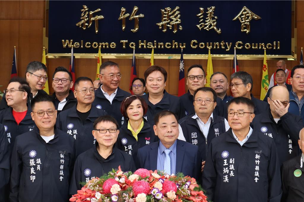 国民党籍新竹县副县长陈见贤27日宣布参选新竹县长，同时号召上百支持者站台助阵，1