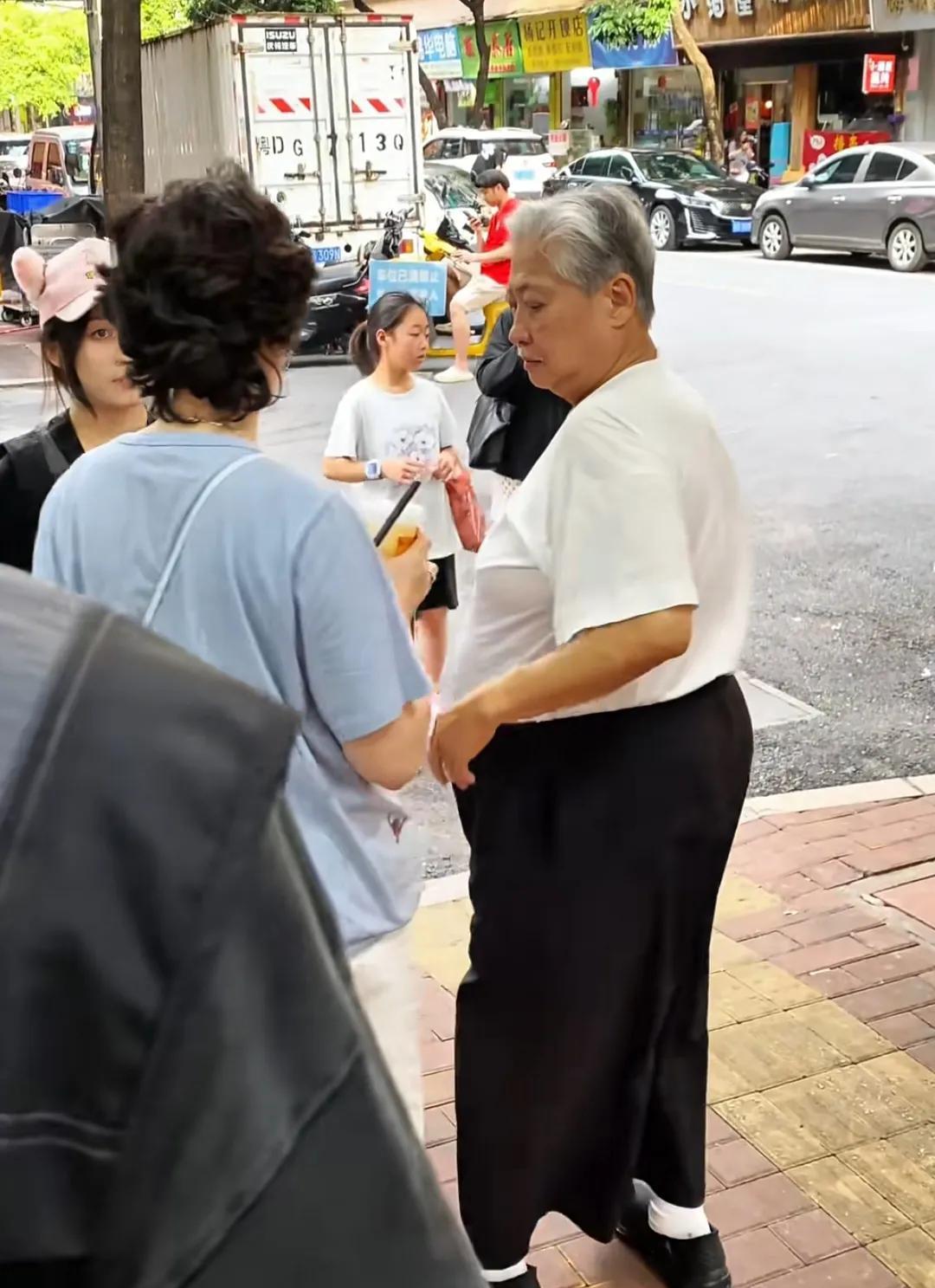 75岁洪金宝和老婆高丽虹现身广东街头，他拄着拐杖，身材臃肿，体型是老婆的两倍以上