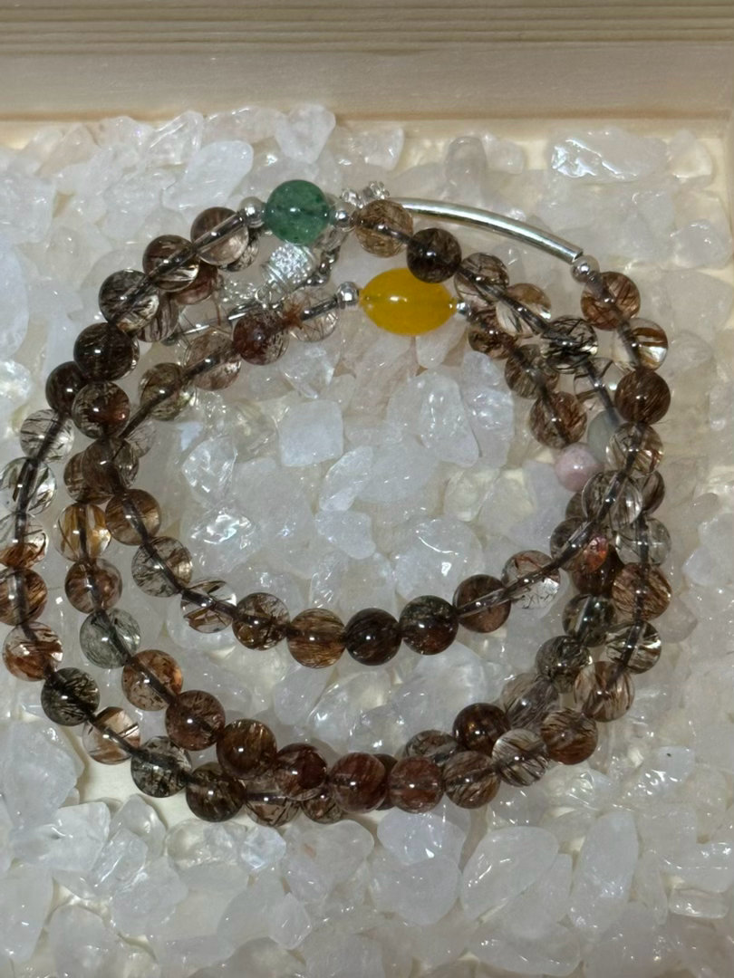 我的水晶手链到啦，比我想像中的小颗，戴起来满秀气的。水晶也是个坑，越败越多啊