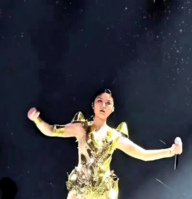 51岁的陈慧琳演唱会上穿三角裤开唱，咱也不知道，你究竟是要观众看你的性感呢，还是