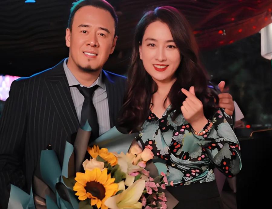 1996年，被女友养了3年的杨坤，终于把女友给熬得山穷水尽了，分手那天晚上，白