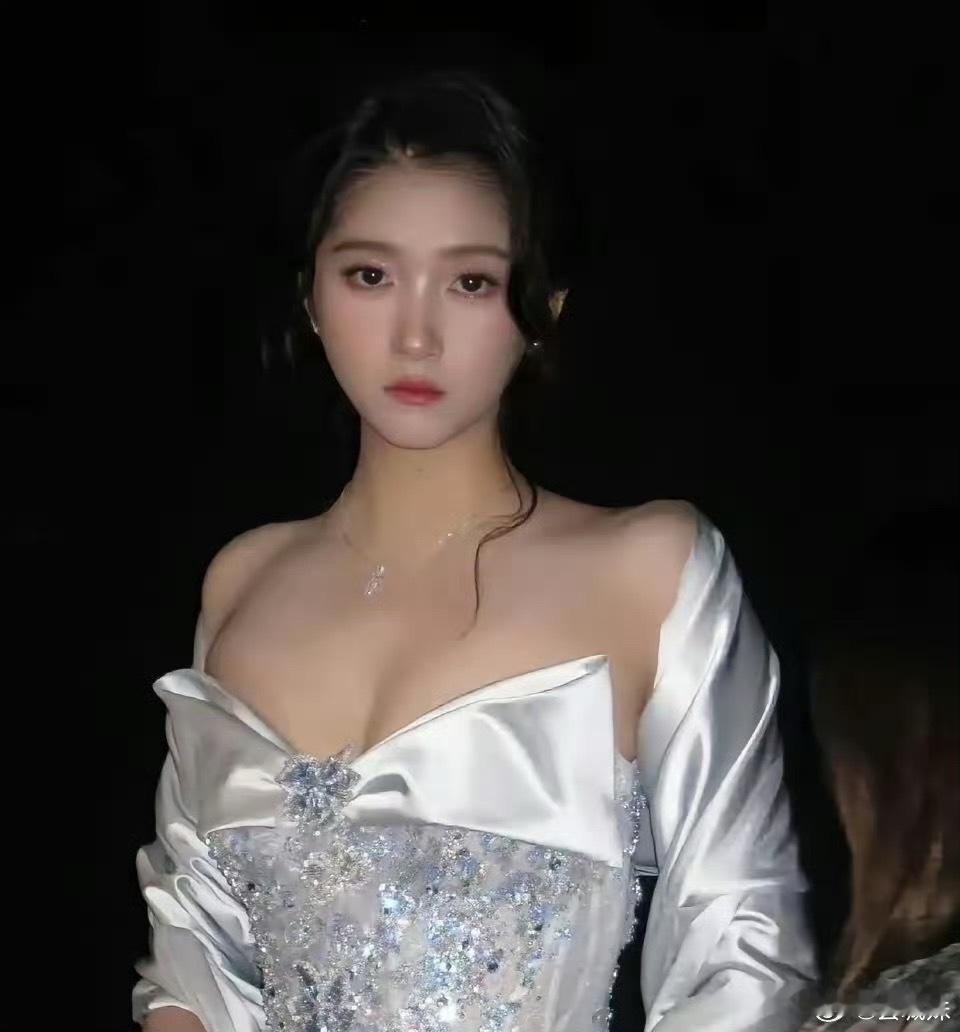 关晓彤和司晓迪，如果让你选一个当女朋友，你会选谁呢？