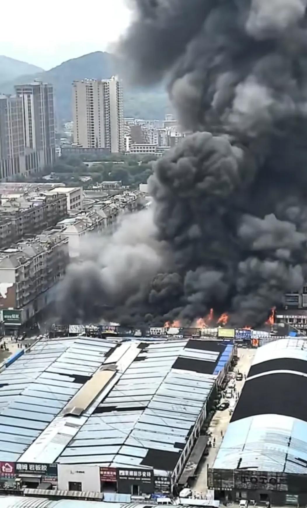 湖北黄石一装饰城发生火灾‌5月21日中午，湖北黄石市黄石港区东方装饰城发生火灾