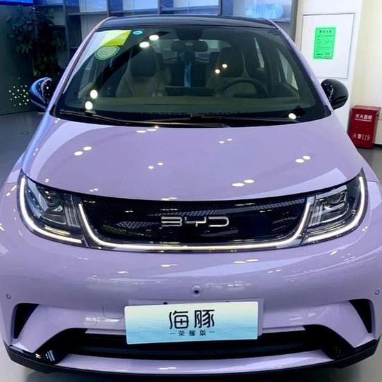我前两天看个报道，说在泰国，比亚迪海豚卖得跟网红奶茶似的，抢手得很。还有澳大利