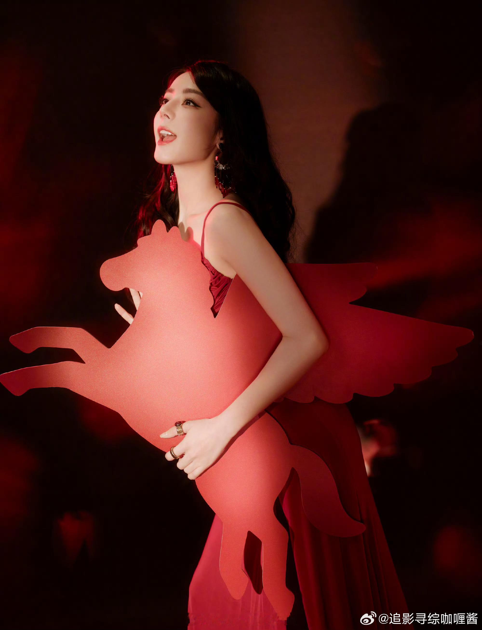迪丽热巴新年写真，吊带红裙大波浪新的一年要红红火火🔥🔥啊～