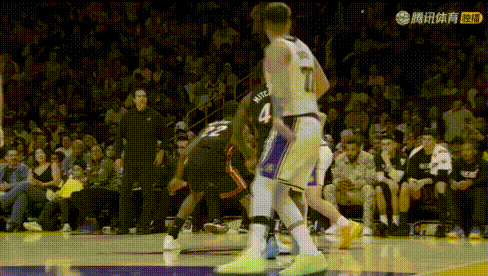 关键球——里夫斯3分、东契奇2+1，湖人2连胜稳稳的。上半场77分超流畅：前2