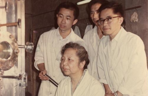 1957年，著名半导体专家林兰英回国时，自己全部积蓄6800美元都被M国海关扣留