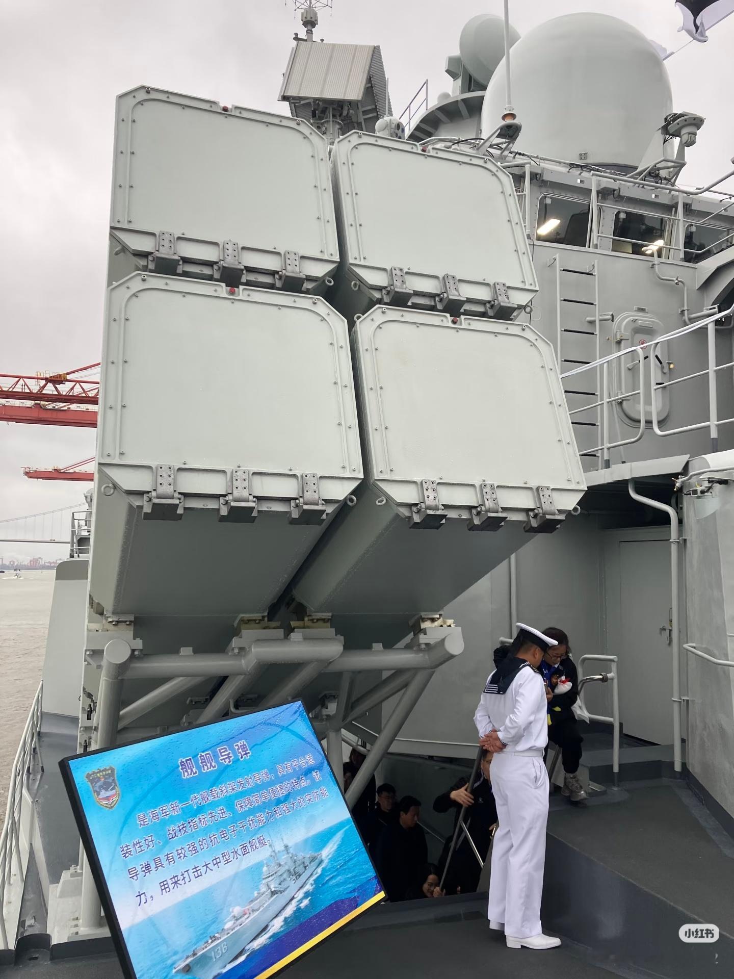 泰州舰确实高大魁梧YJ-12反舰导弹：是海军新一代舰载斜架发射导弹，具有平台适装