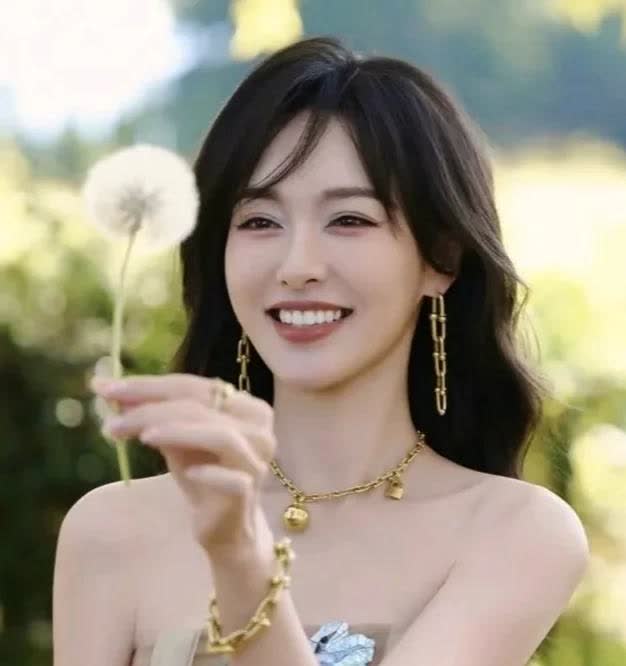 一觉醒来唐嫣直接懵圈了，不是她塌房了，也不是罗晋有了传闻而是昨天戛纳